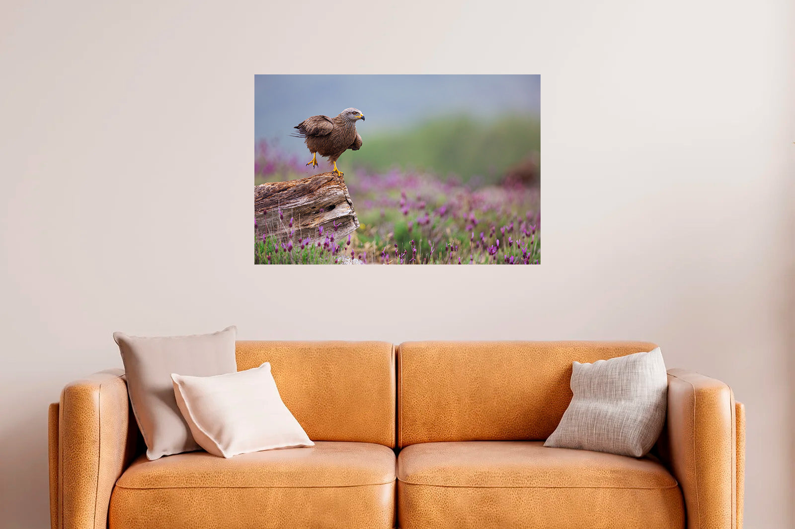 Milano posado en un tronco entre cantuesos