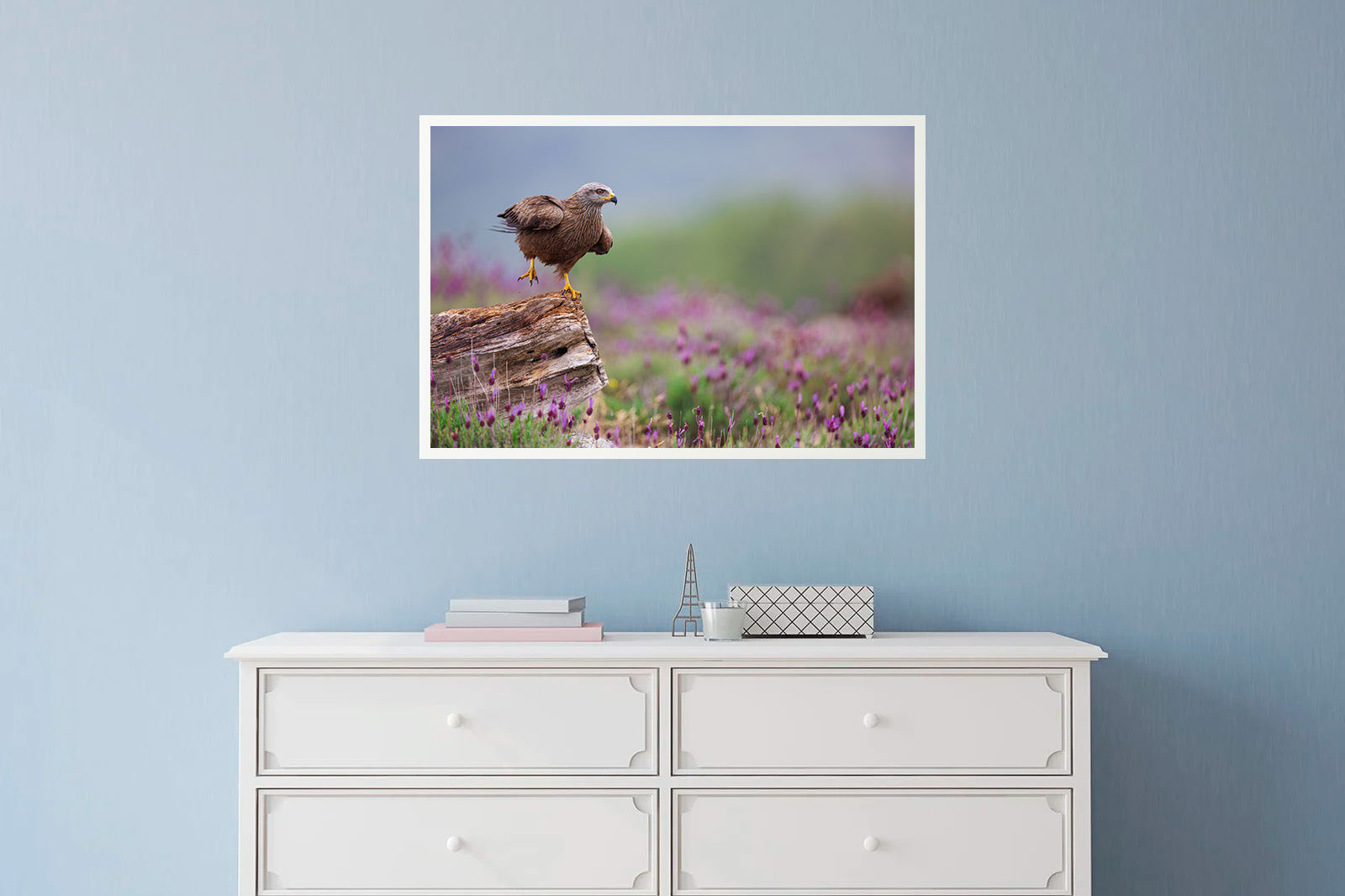 Milano posado en un tronco entre cantuesos