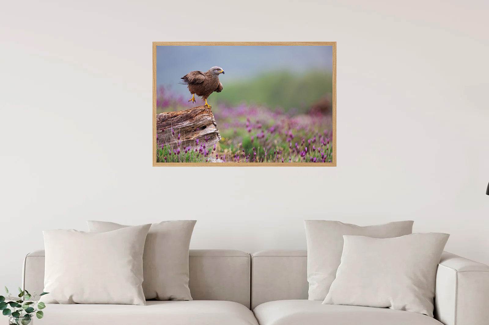 Milano posado en un tronco entre cantuesos