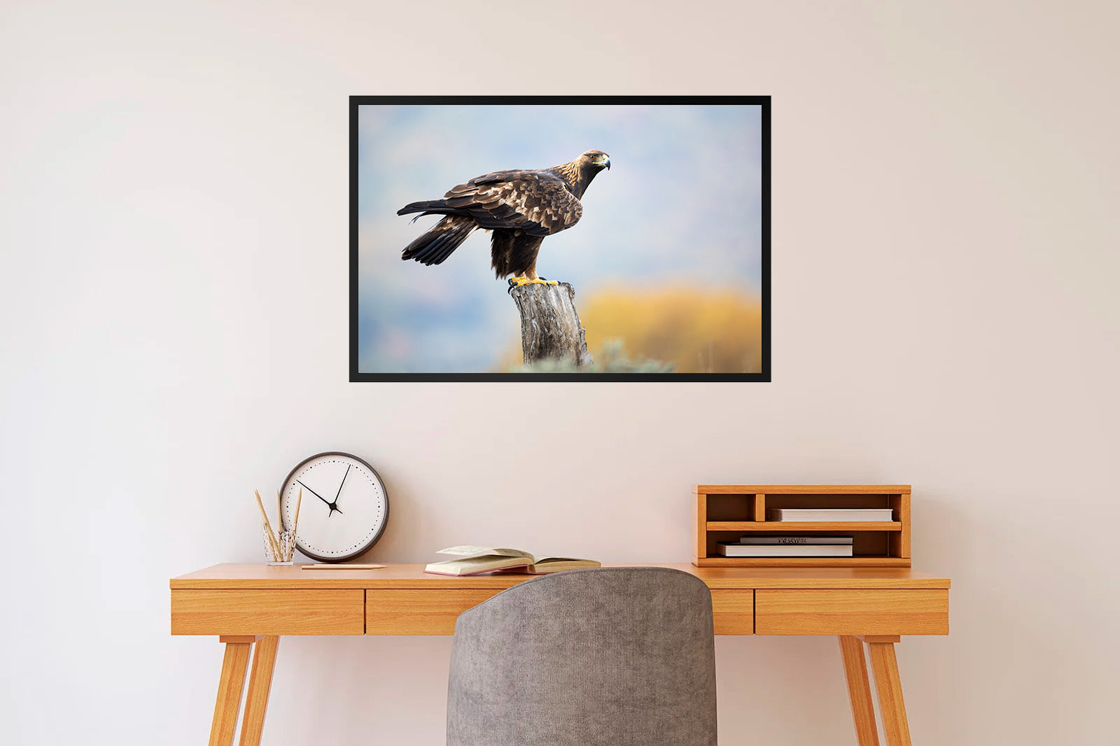 Águila real posada sobre un tronco