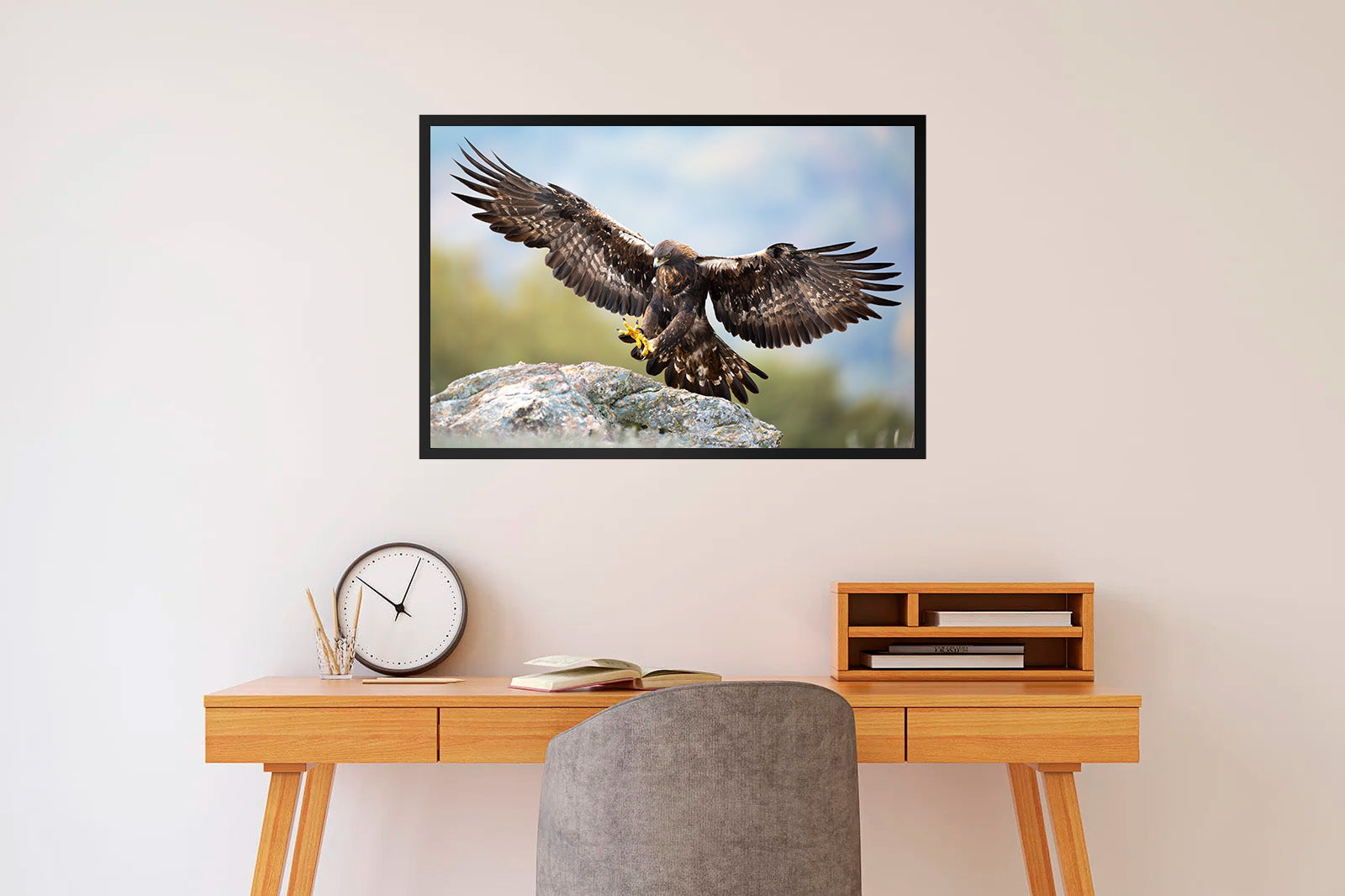 Águila real aterrizando sobre una roca