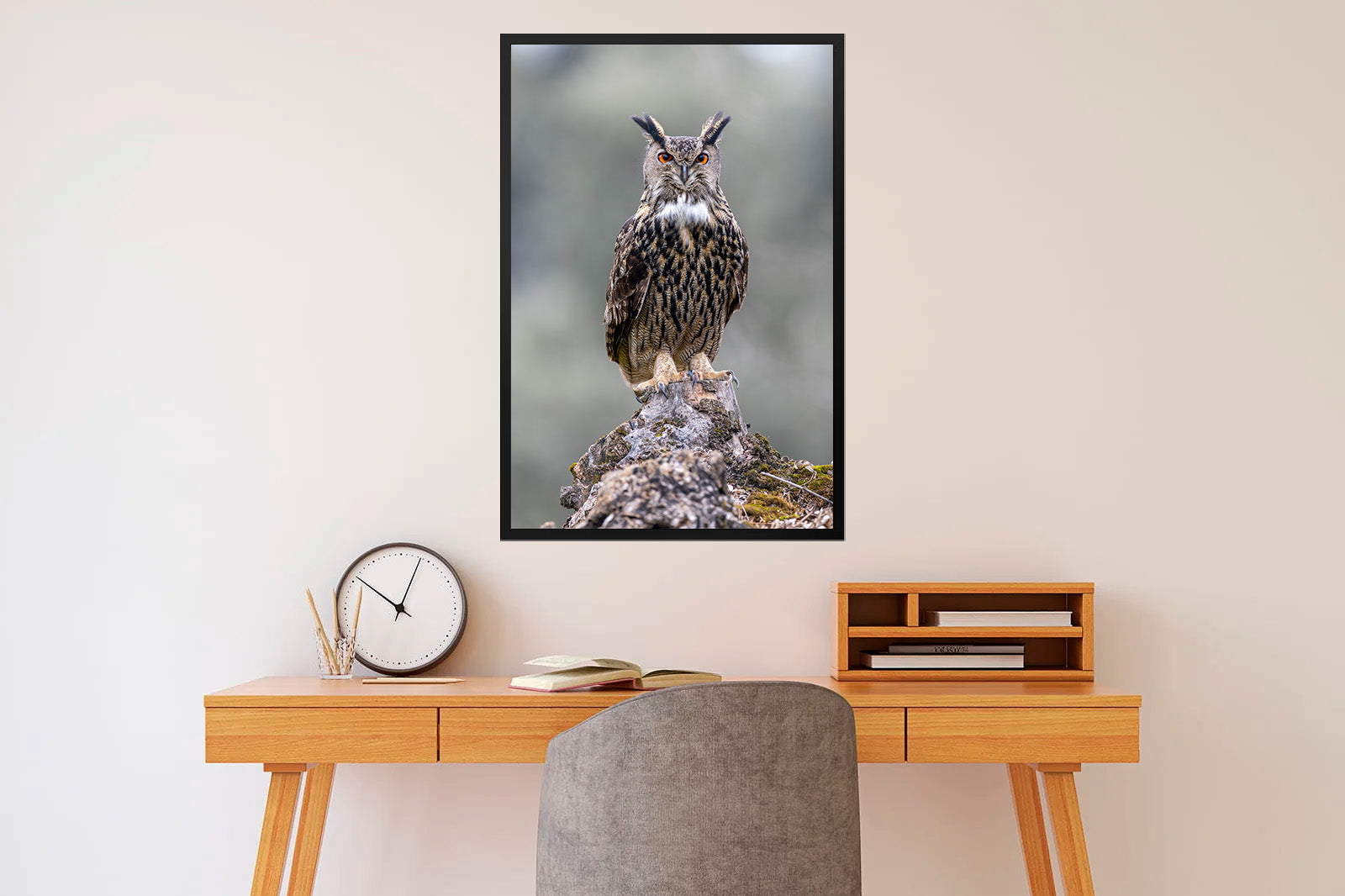 Búho real de frente sobre un tronco