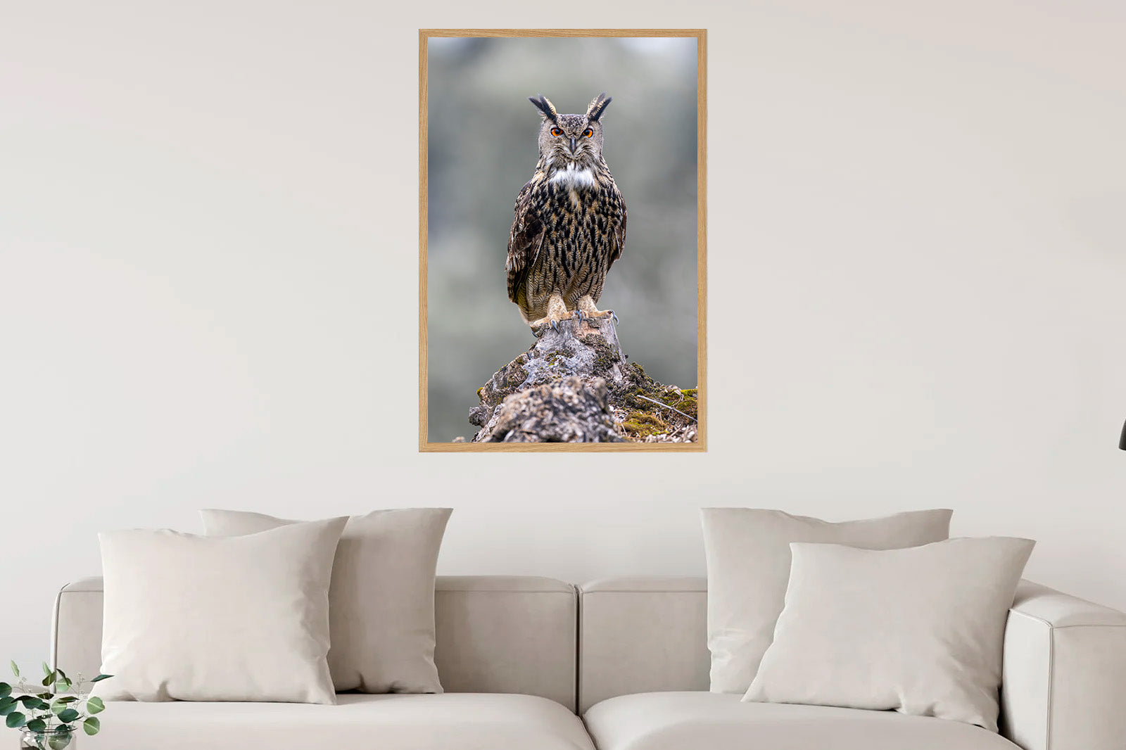 Búho real de frente sobre un tronco