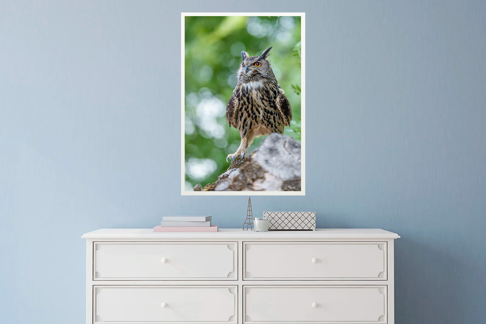 Búho real sobre un tronco en primavera