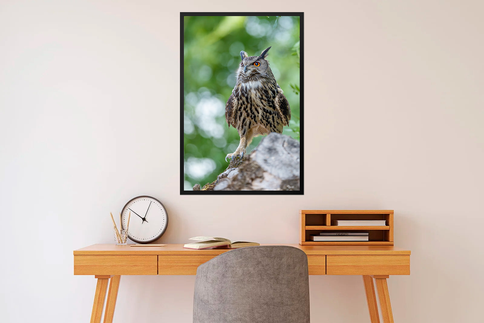 Búho real sobre un tronco en primavera