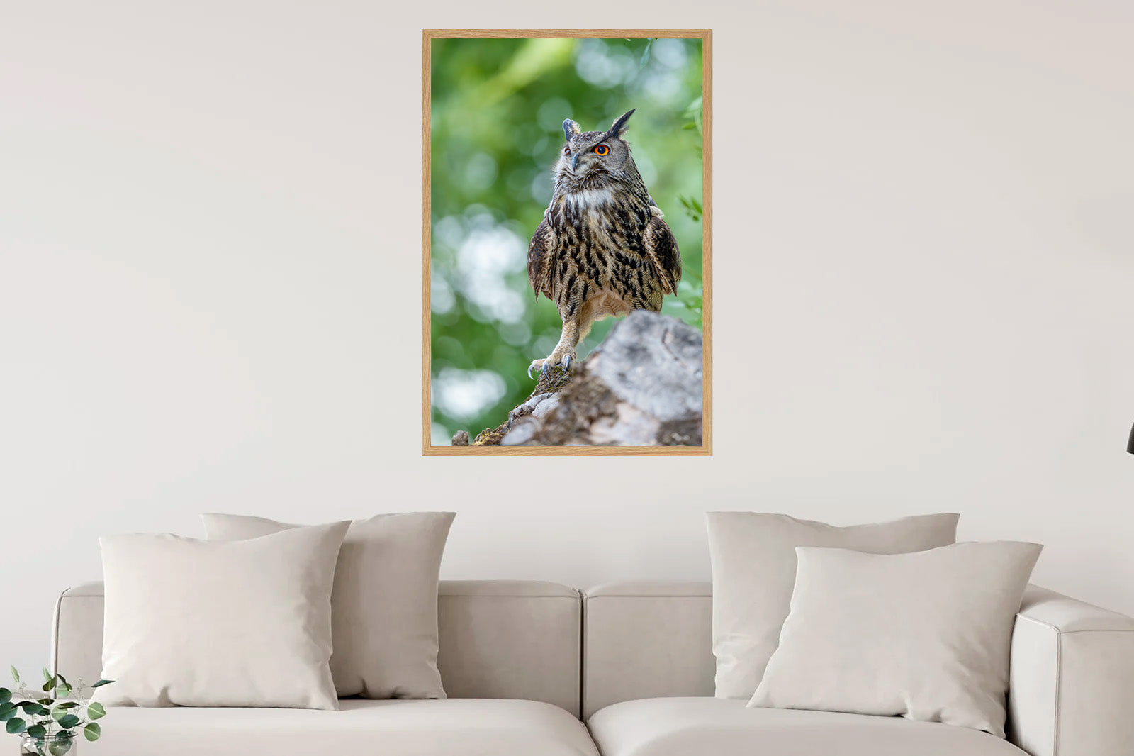 Búho real sobre un tronco en primavera