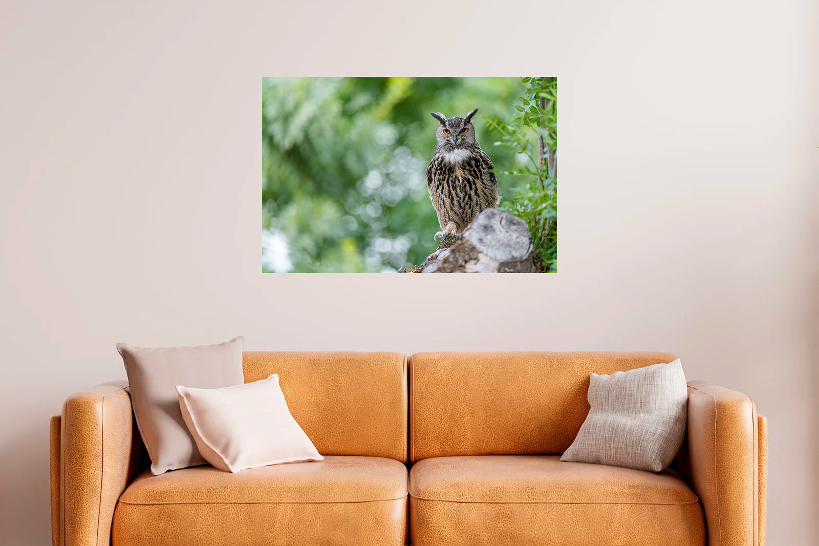 Búho real entre ramas en primavera