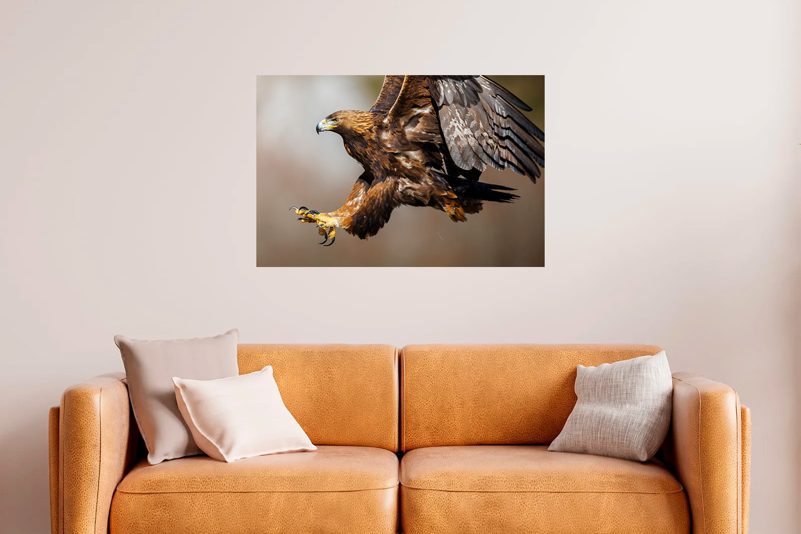 Águila real con las garras extendidas