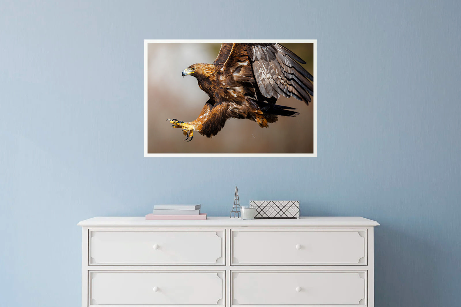 Águila real con las garras extendidas