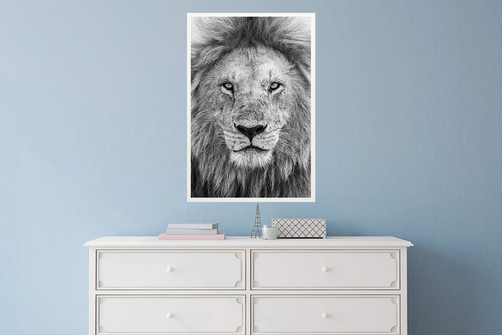 Retrato en blanco y negro de un león adulto