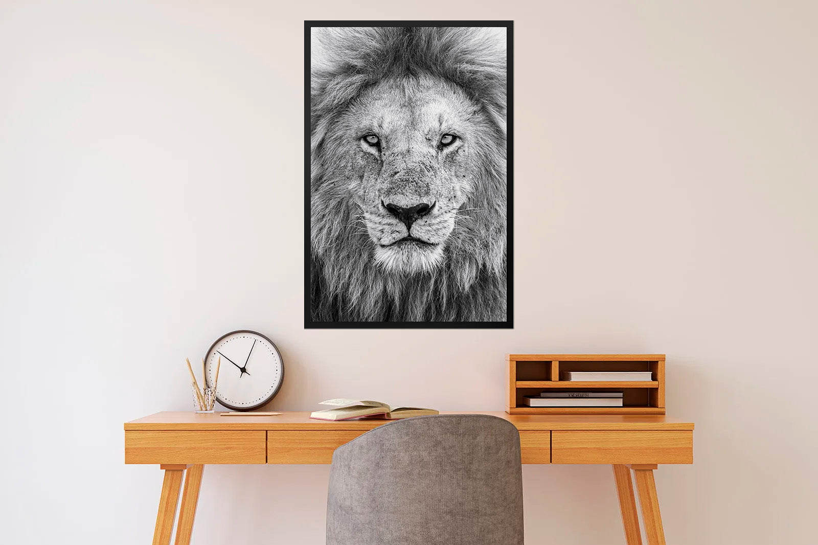 Retrato en blanco y negro de un león adulto